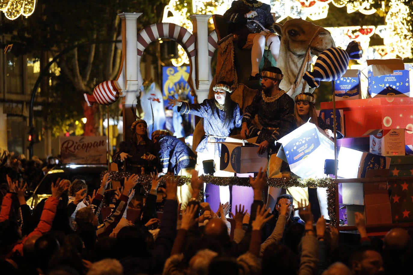 El multitudinario final de la Cabalgata de los Reyes Magos de Córdoba, en imágenes