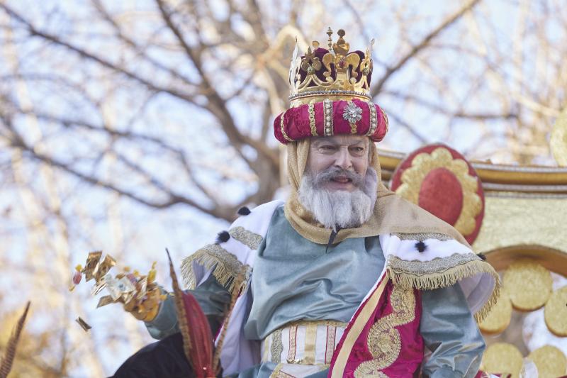 El Rey Melchor, en su carroza por las calles de Sevilla