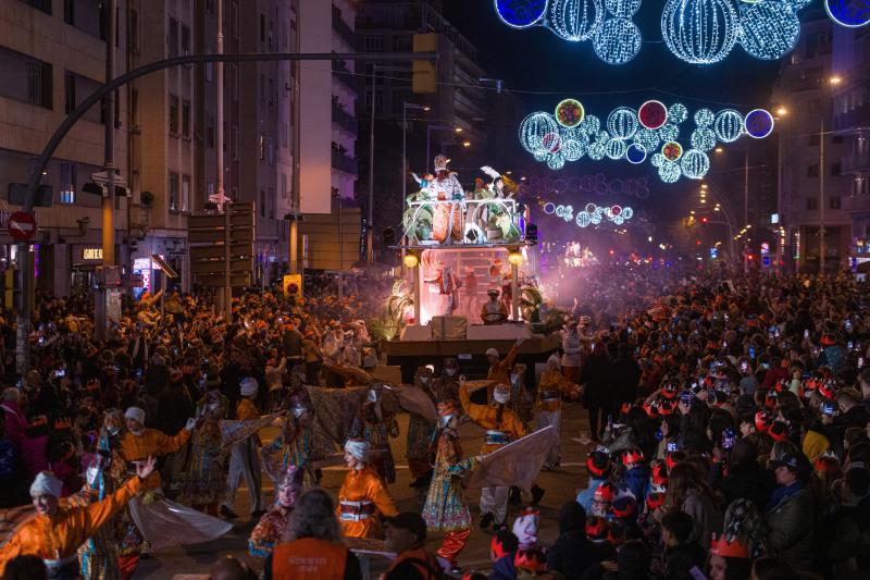 Multitud de personas viendo a los Reyes Magos en la cabalgata de Barcelona