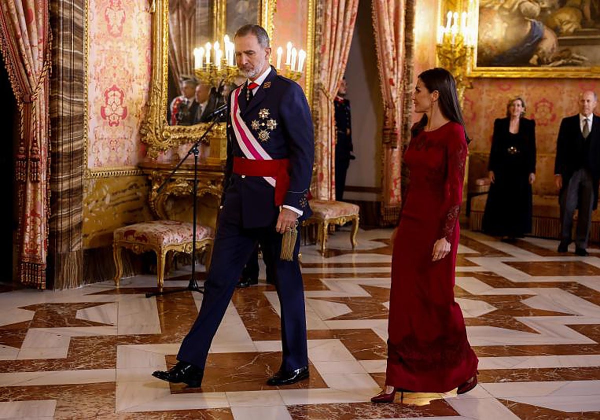El Rey Felipe VI y la reina Letizia, durante la recepción a autoridades con motivo de la celebración de la Pascua Militar