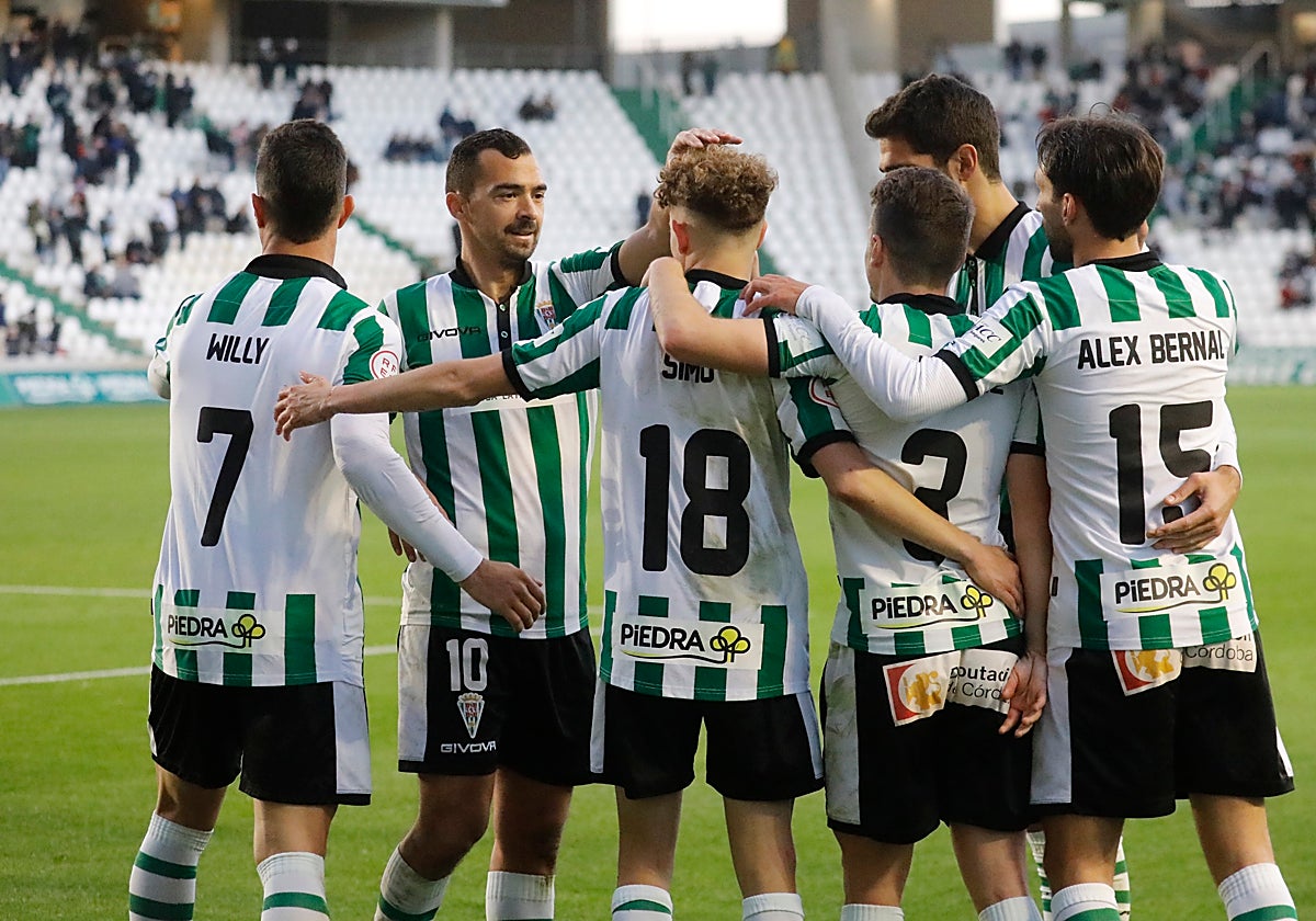 Los jugadores del Córdoba CF celebran un gol ante el Vélez, primer partido del 2022