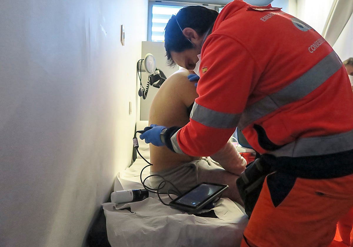 Un sanitario del 061 atiende a un joven en una ambulancia