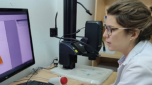 Una de las investigadoras, con un microscopio 3D