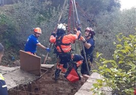 Rescatan a un hombre que cayó a un pozo de diez metros de profundidad en Cártama