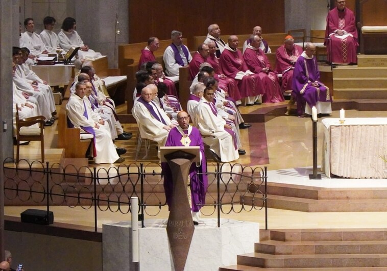 Omella recuerda a Benedicto XVI como «un gran maestro que supo hacer diálogo entre fe y cultura»