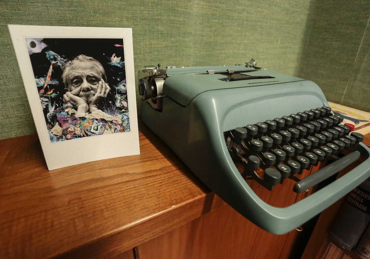 Máquina de escribir y fotografía de Antonio Pereira, en la Casa Museo del escritor