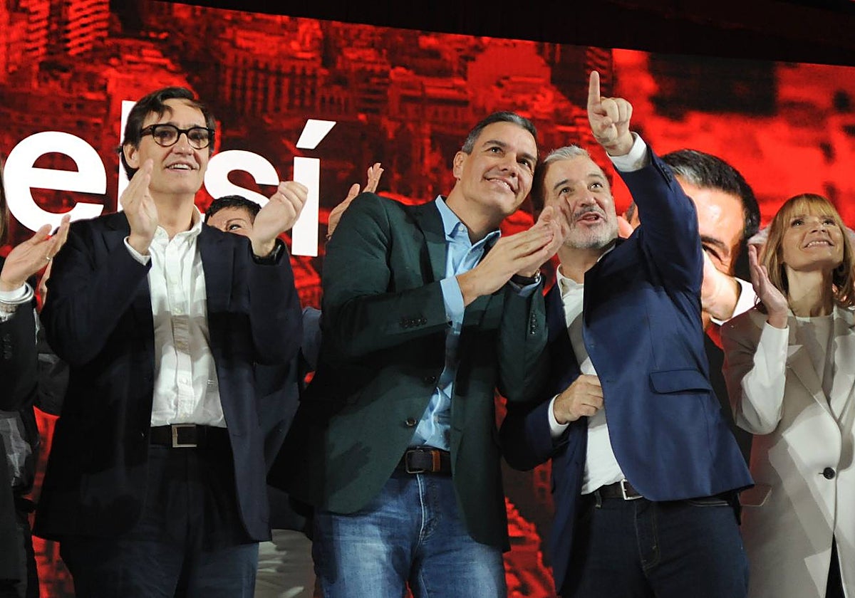 Jaume Collboni, junto al presidente del Gobierno, Pedro Sánchez, y el líder del PSC, Salvador Illa