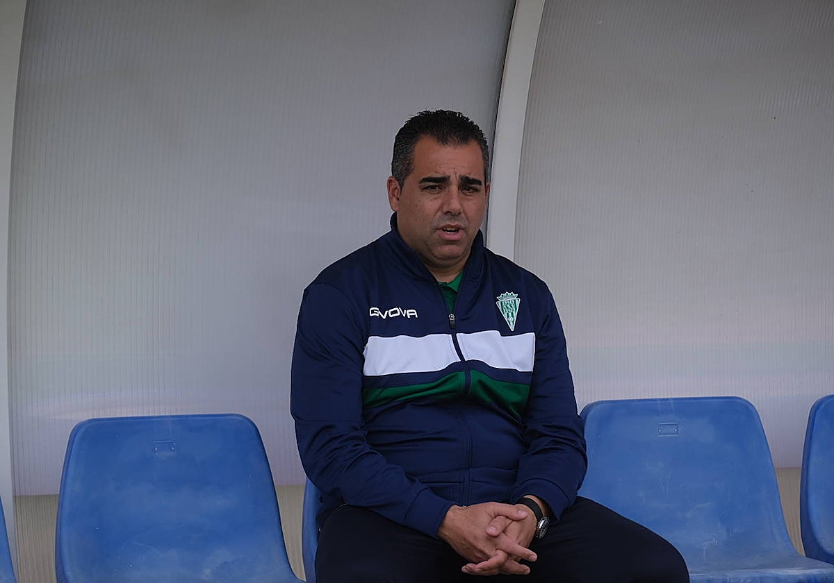 El entrenador del Córdoba, Germán Crespo, en el banquillo del San Fernando