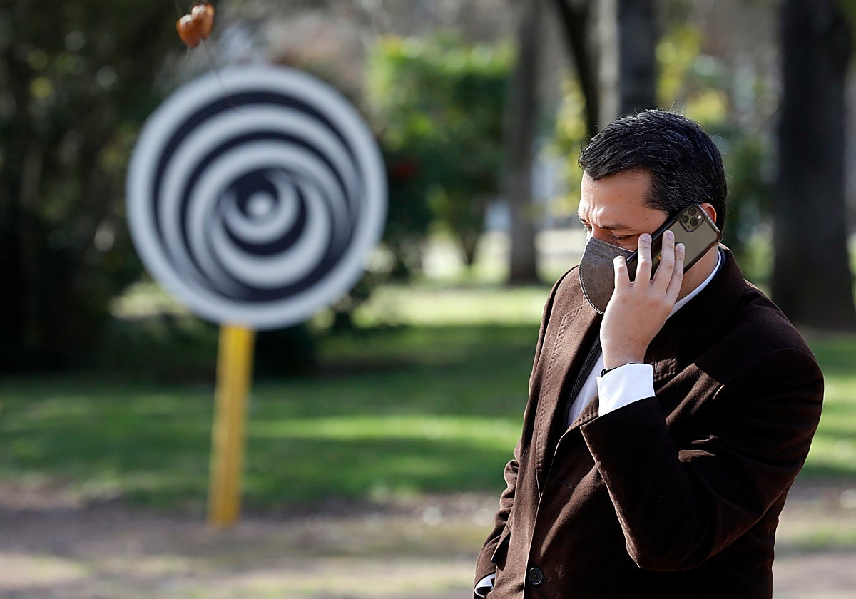 El alcalde habla por teléfono en la Ciudad de los Niños