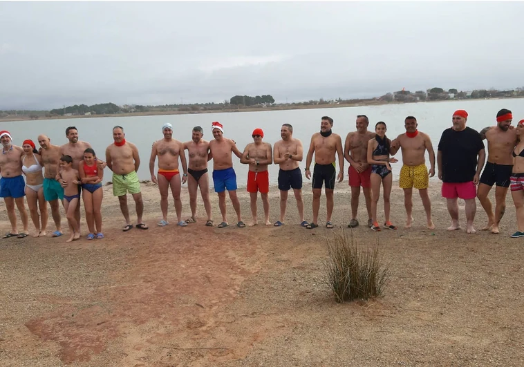 Veinte valientes participan en el XV baño invernal de las lagunas de Villafranca de los Caballeros