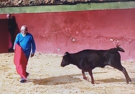 El mito de El Cordobés no cesa: torea una becerra con 86 años y su vídeo se vuelve viral