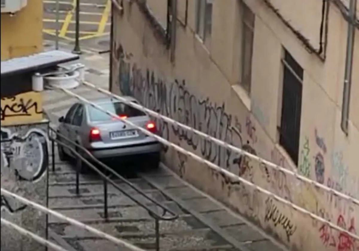 El osado conductor que bajó con su coche por unas empinadas escaleras de una calle de Cuenca
