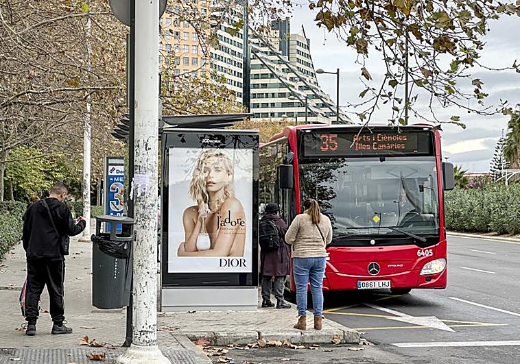 Quiénes pueden viajar gratis en 2023 en los autobuses de la EMT y los trenes de Metrovalencia