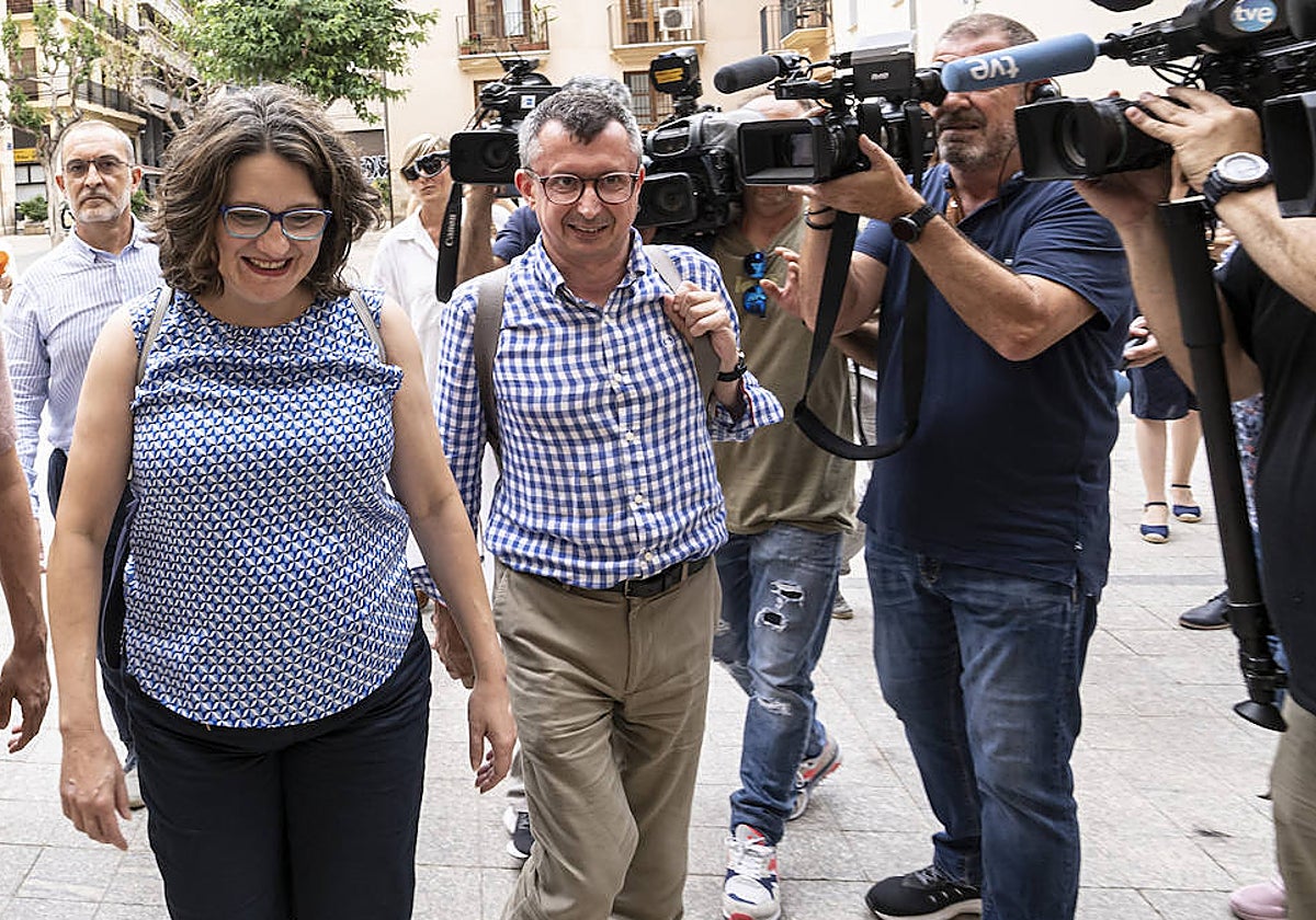 Imagen de Mónica Oltra y Miquel Real, minutos antes de que la vicepresidenta valenciana presentara su dimisión, el 21 de junio de 2021