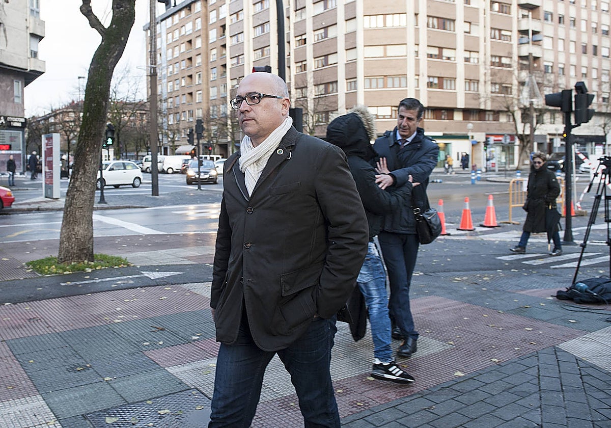 Alfredo de Miguel accede a los juzgados de Vitoria en una imagen de archivo