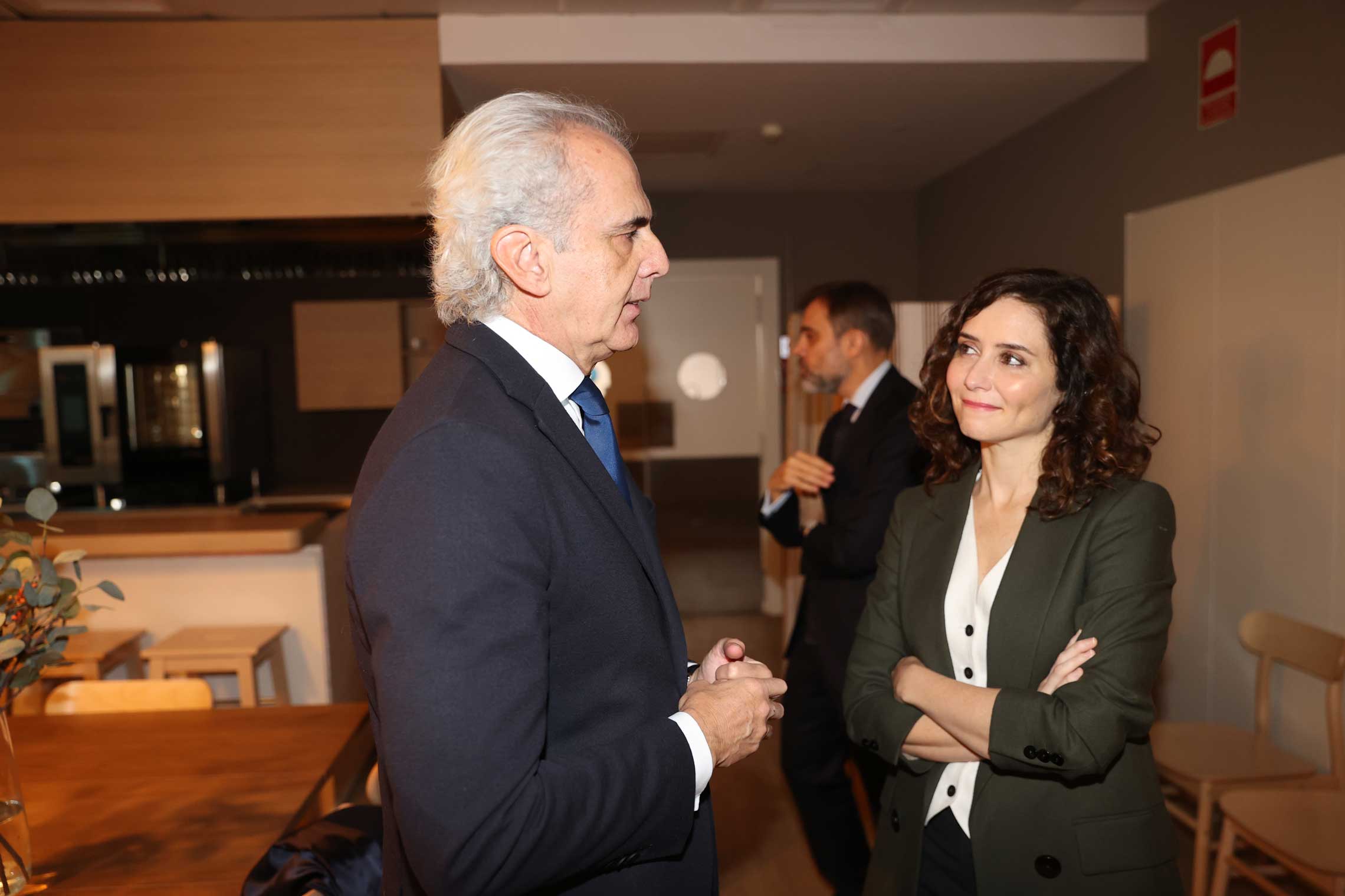 La presidenta de la Comunidad de Madrid Isabel Diaz Ayuso charla con el consejero de Sanidad Enrique Ruiz Escudero
