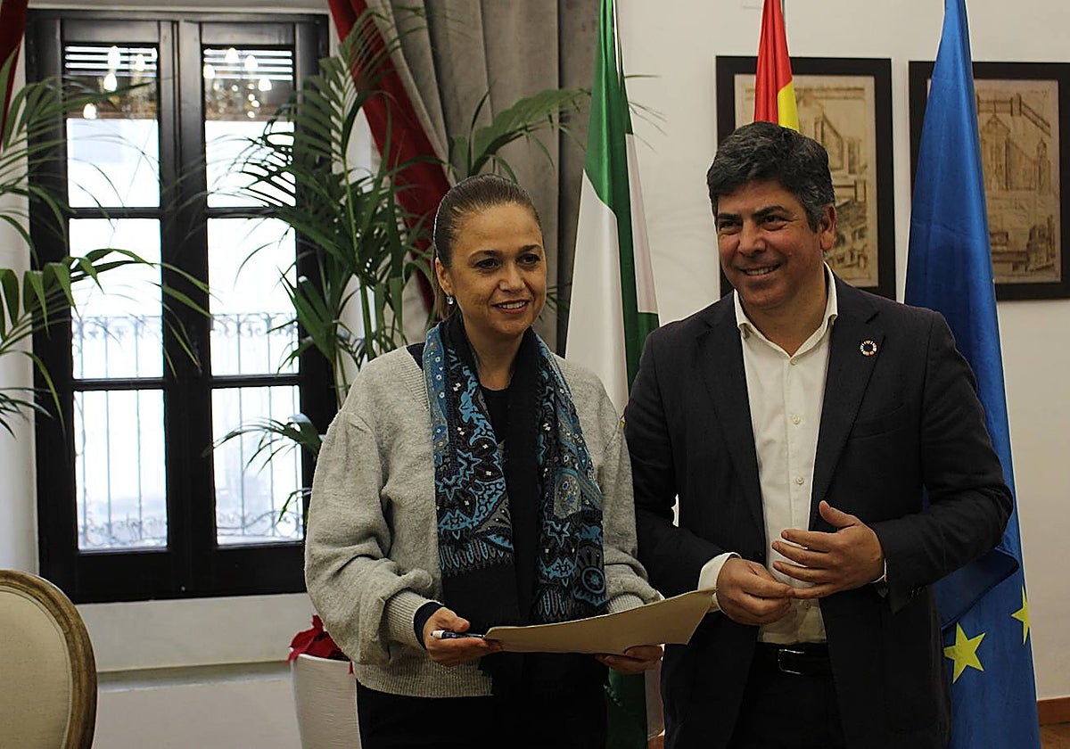 El alcalde Montilla, Rafael Llamas, y la concejal de Hacienda, Ana Rodríguez