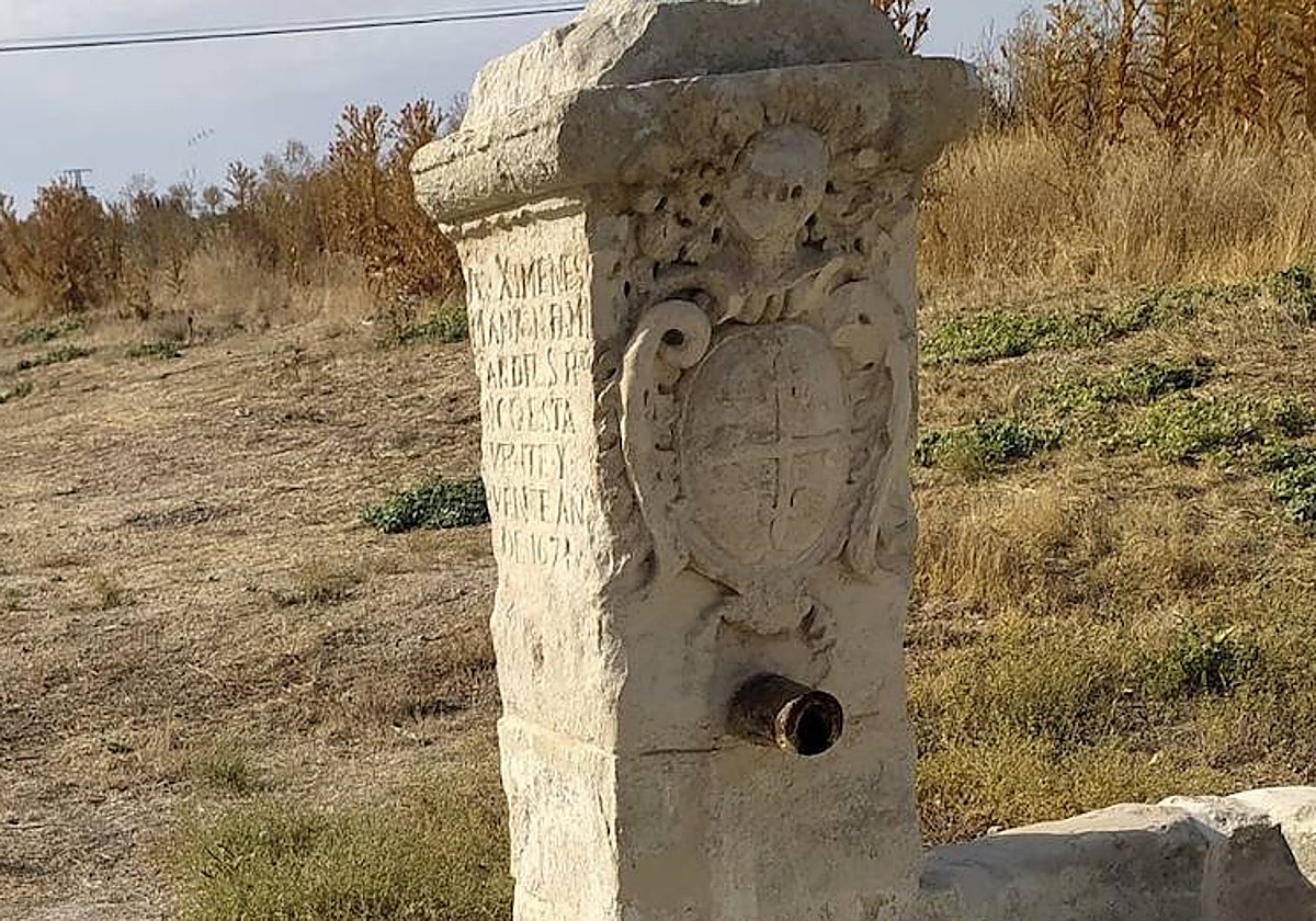 Fuente del siglo XVI expolida de una vereda de Lucena