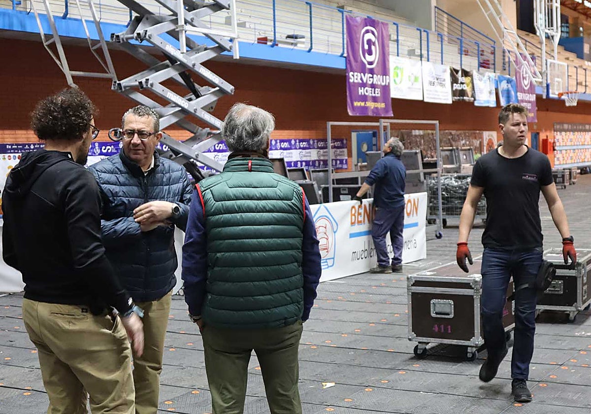 El alcalde, Toni Pérez, durante su visita este martes a las instalaciones donde se trabaja ya en el montaje del escenario para el Benidorm Fest.
