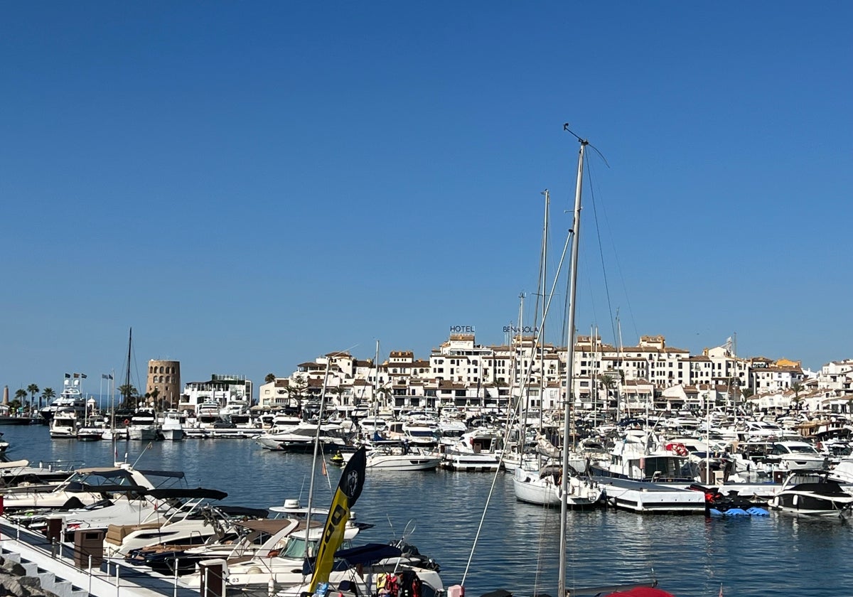 Puerto Banús desde el dique de Levante