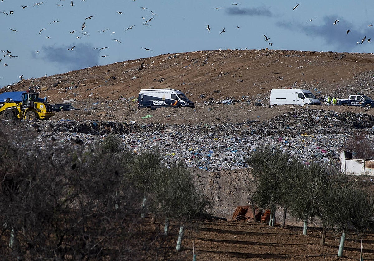 Imagen de la búsqueda policial en el vertedero de Toledo