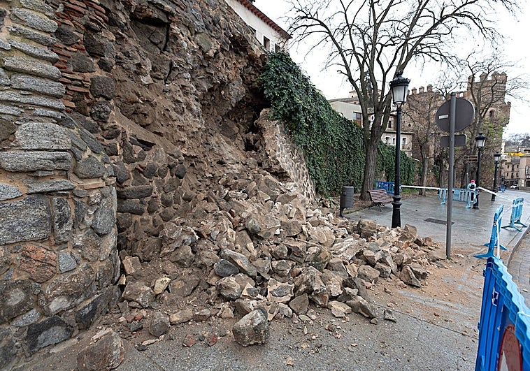 Se derrumba parte de un muro de mampostería de la antigua Muralla a unos metros de la Puerta del Sol