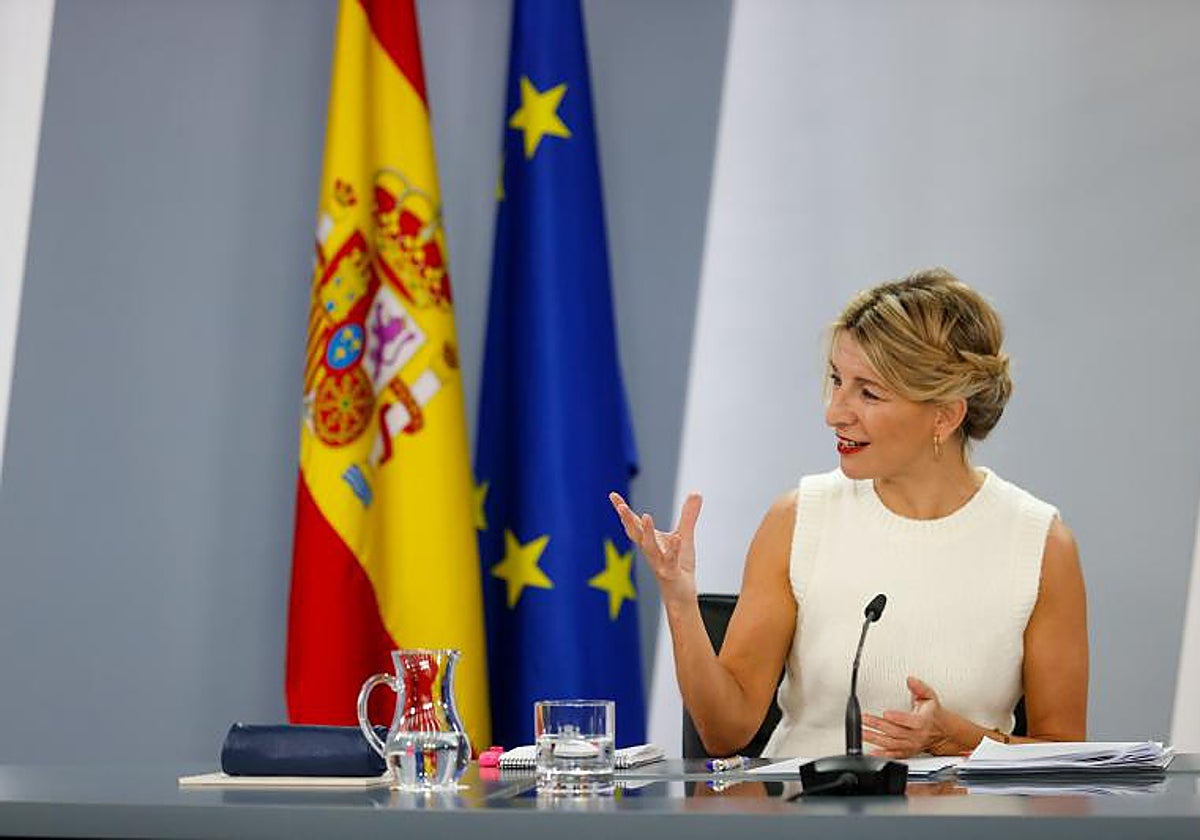 La ministra de Trabajo Yolanda Díaz ofrece la rueda de prensa posterior al Consejo de Ministros en el Palacio de la Moncloa en Madrid, este martes