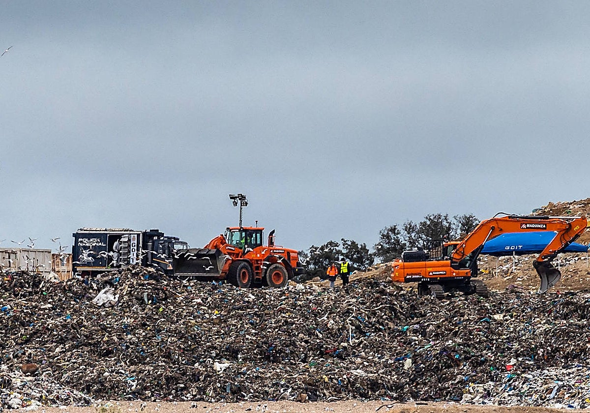 La Policía, esta mañana, trabajando en el vertedero Ecoparque de Toledo