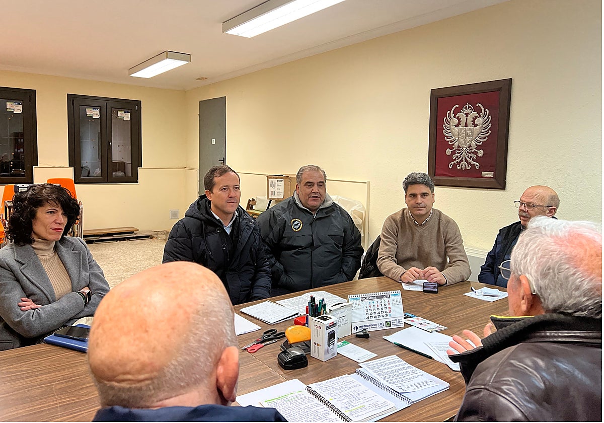 Carlos Velázquez se reunió con los vecinos del barrio