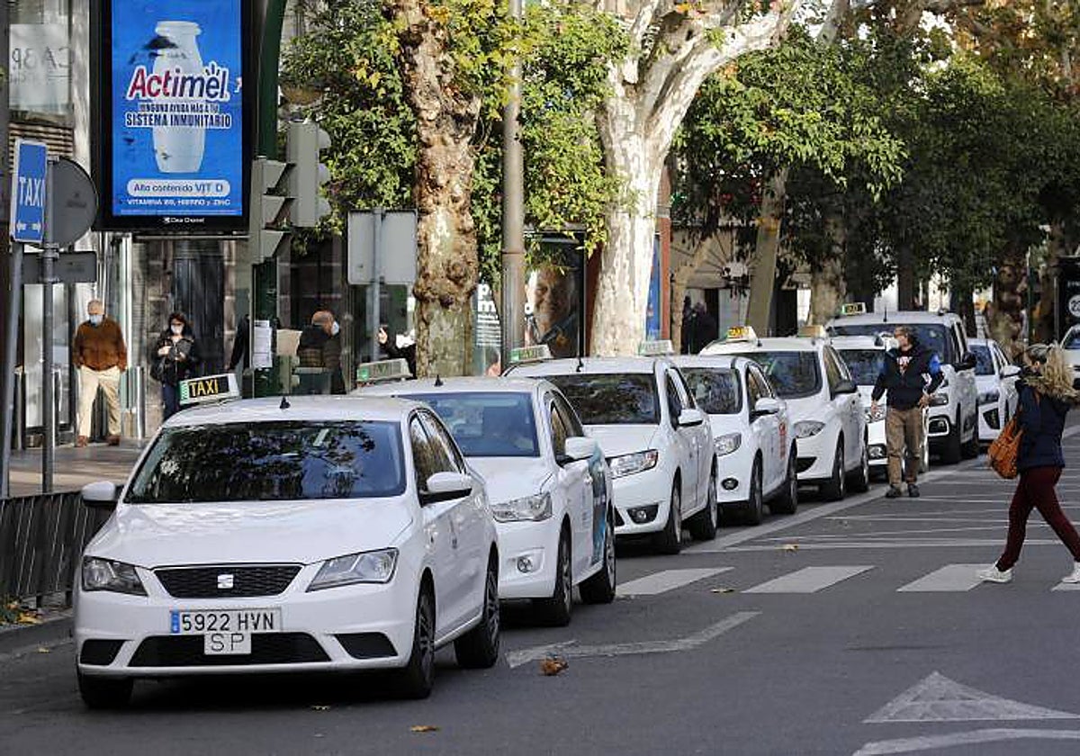 Taxis parados en la avenida del Gran Capitán a comienzos del año pasado