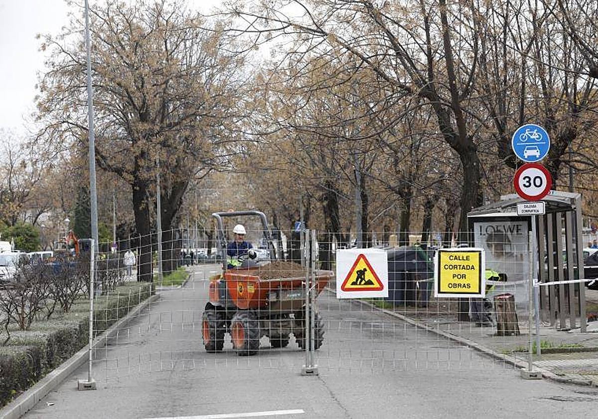 Los operarios trabajan ya en las obras de la carretera de Trassierra