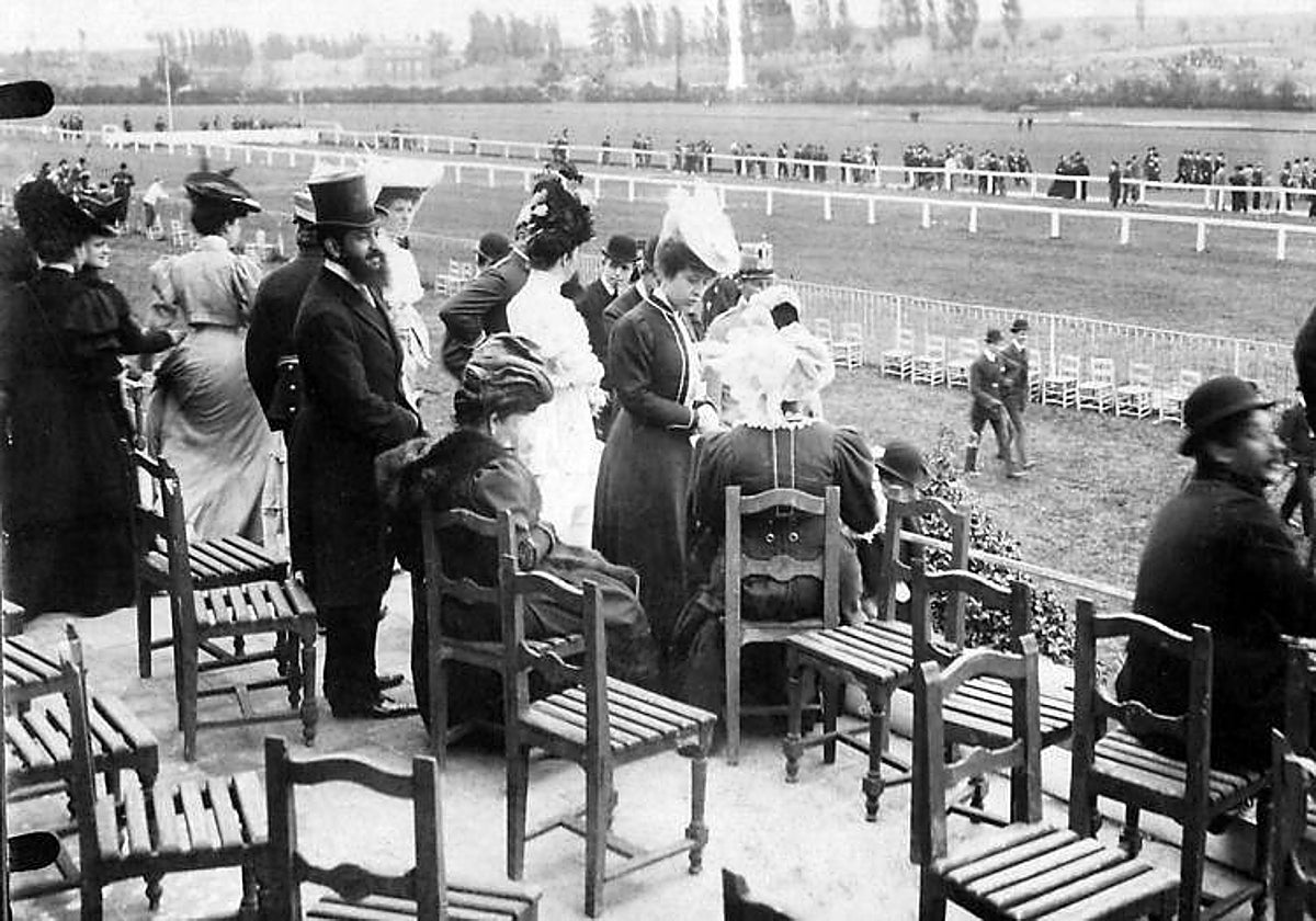 Varios asistentes a las carreras, en el Hipódromo de la Castellana en 1906