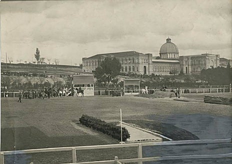 Imagen secundaria 1 - Arriba, el hipódromo en 1930. Abajo, izquierda, vista general de la instalación en 1907, con el actual Museo de Ciencias Naturales al fondo. Derecha, el tranvía Bombilla-Hipódromo, en 1914
