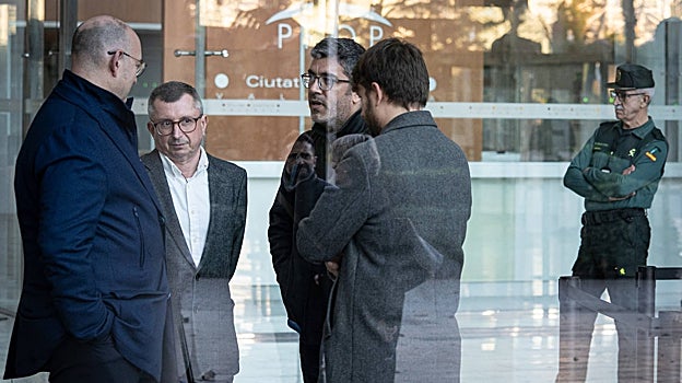 Imagen de Miquel Real (en el centro) este jueves en la Ciudad de la Justicia de Valencia