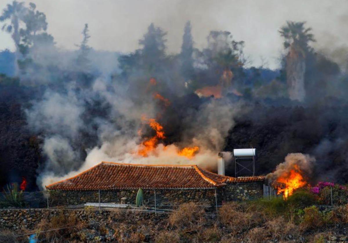 Una vivienda en La Palma a punto de ser arrasada por una colada de varios metros de altura