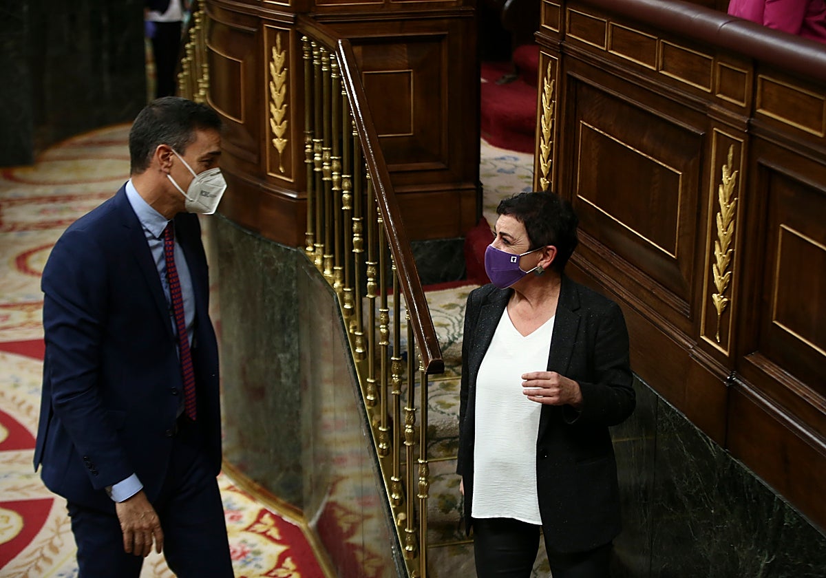 Sánchez y la portavoz de Bildu, Aizpurua, durante un pleno