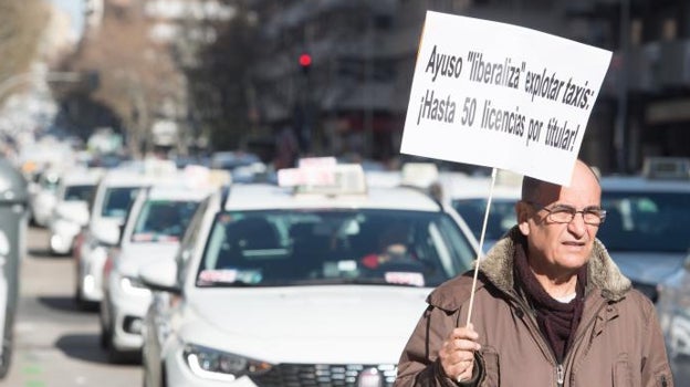 Un taxista muestra un cartel durante la protesta