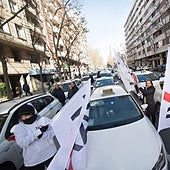 La queja de los taxistas en Madrid: en torno al millar de conductores protestan contra la normativa de Ayuso por «la 'uberización' del taxi»
