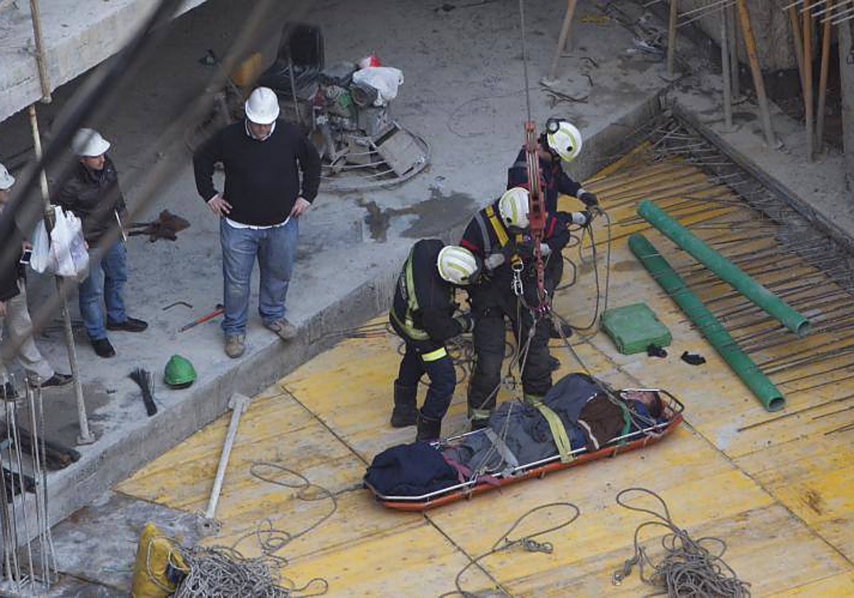 Los bomberos rescatan a un herido en una obra de Córdoba (imagen de archivo)