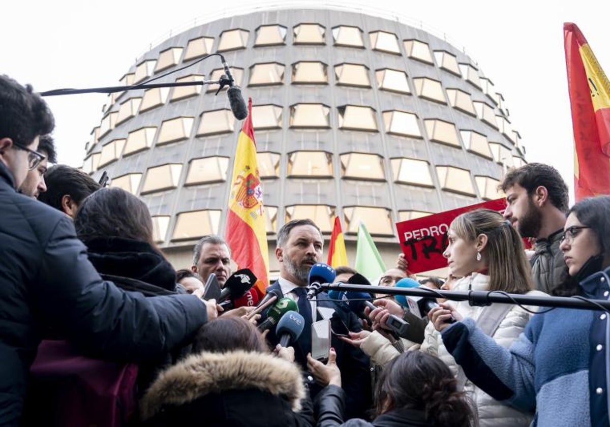 El presidente de Vox, Santiago Abascal, a su salida este viernes por la mañana del Tribunal Constitucional