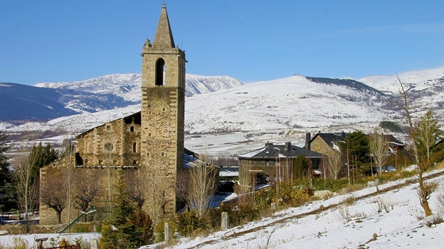 Vista de la iglesia gótica de Llívia