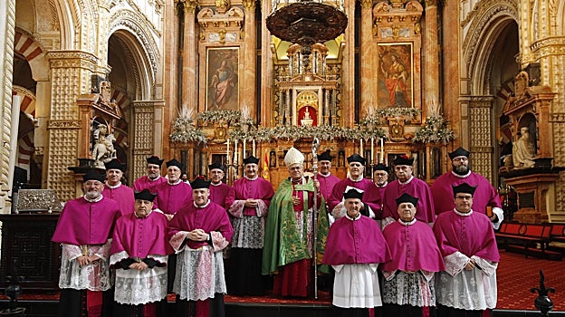 El nuevo presidente, con el obispo y los canónigos