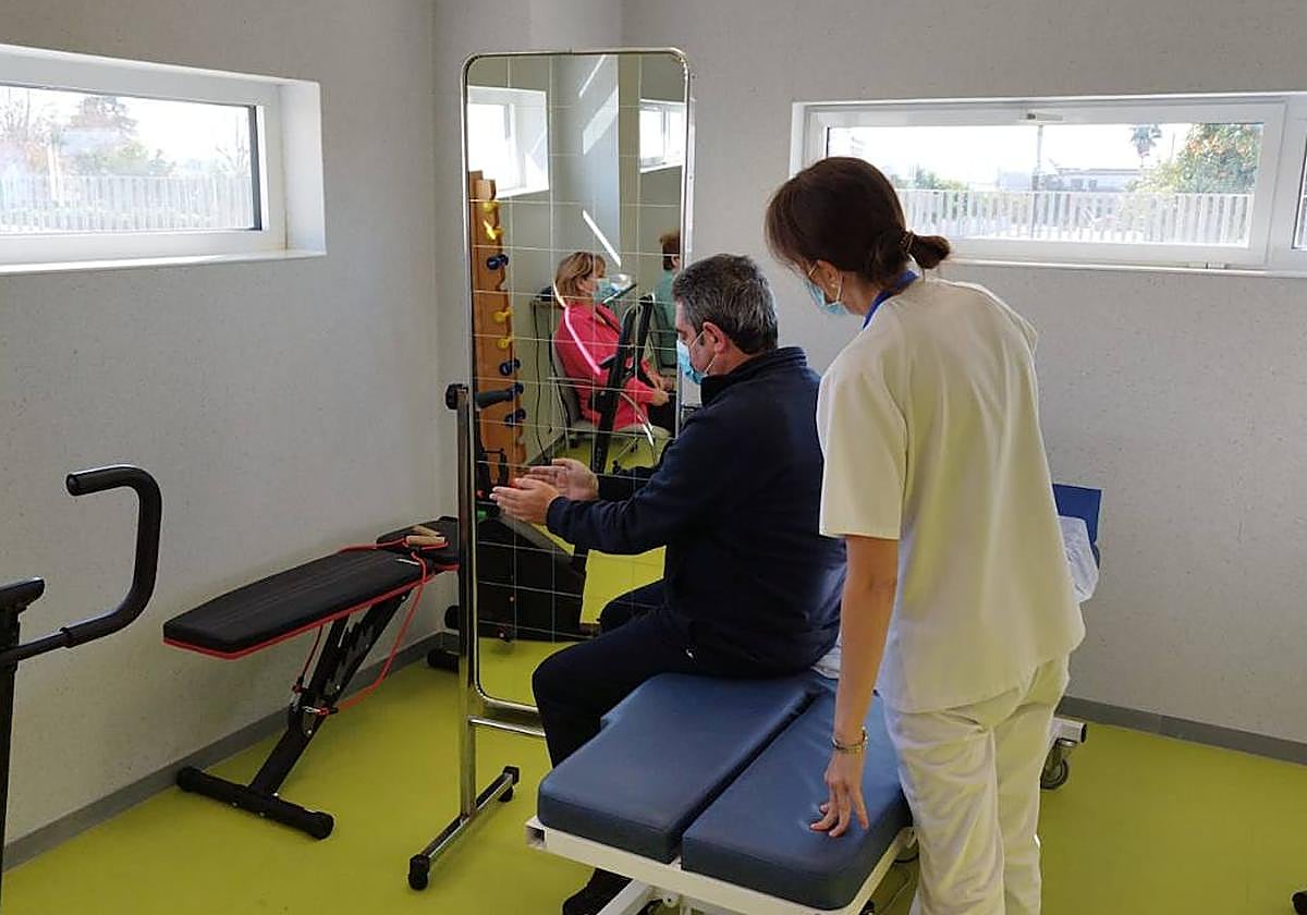 Pacientes recibiendo rehabilitación en el Hospital Palma del Río