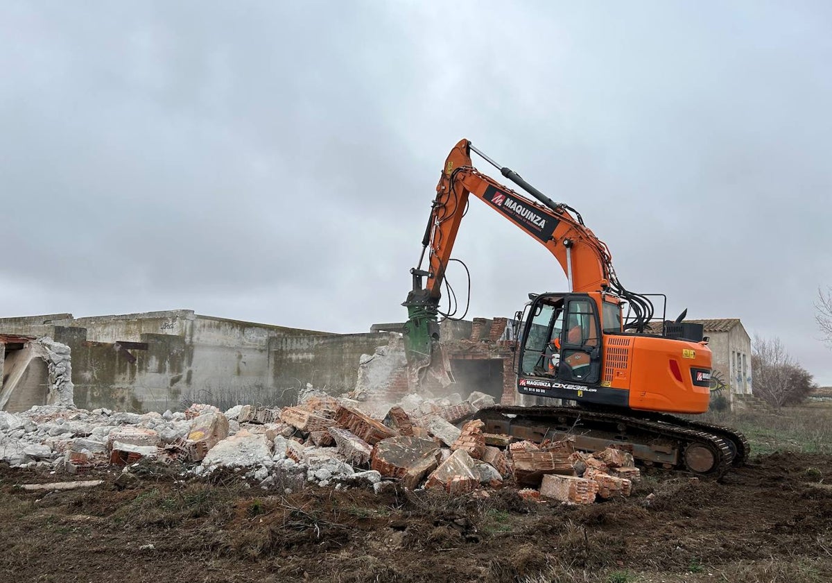 Trabajos de demolición de las antiguas instalaciones de depuración de Quintanar