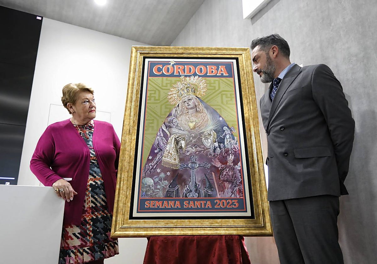La presidenta, Olga Caballero, y el autor del cartel, José Cabrera Lasso de la Vega, en la presentación