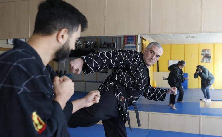 Imagen principal - El vicario parroquial de Cristo Rey, José María Muñoz, durante los entrenamientos de Hapkido en Córdoba