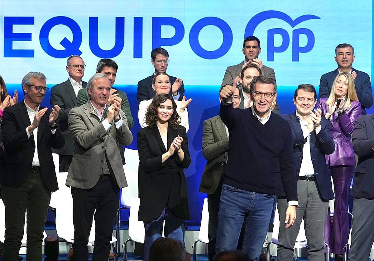 Feijóo, con los líderes regionales del PP en la convención de Zaragoza