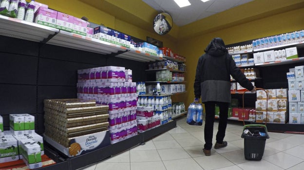 Una mujer comprando en un supermercado