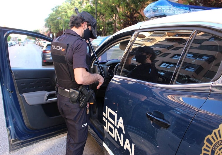 Un hombre quema su coche para culpar a su expareja en Valencia