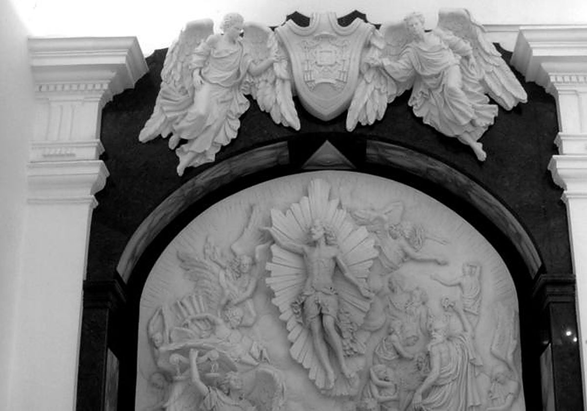 Esta obra escultórica estaba oculta por unas librerías en la sede de la UNED e incompleta